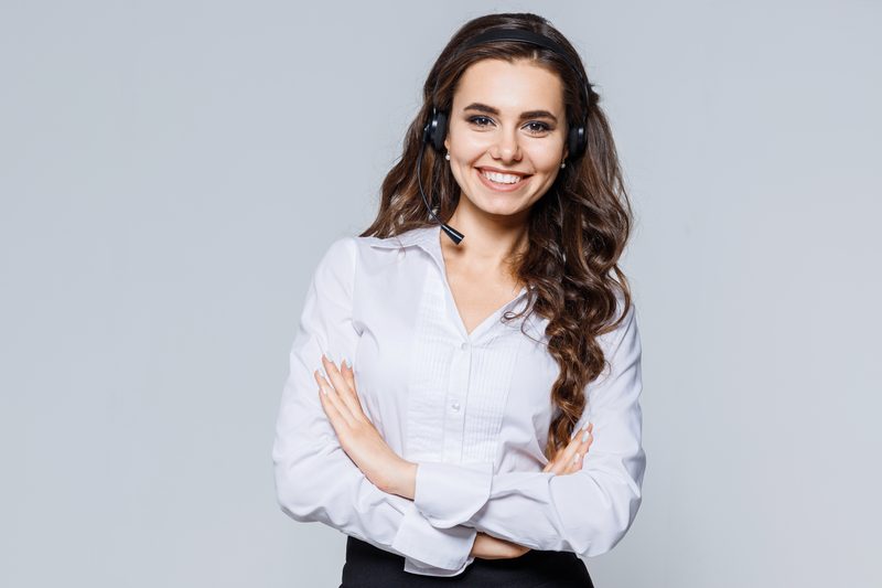 Mitarbeiterin der Kundenbetreuung mit Headset